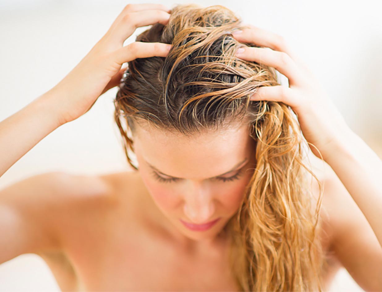 Жирные волосы у женщин: причины, специфика и решения